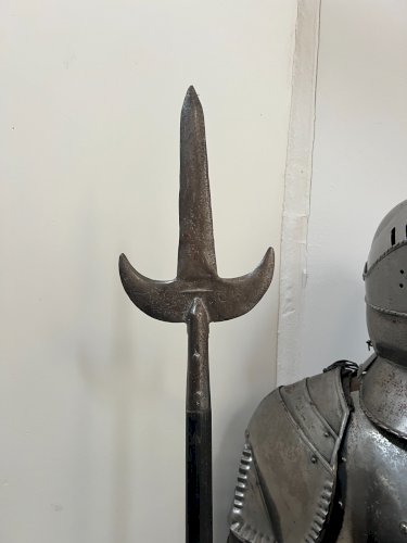 Armure de chevalier sur socle en fer martelé XX siècle