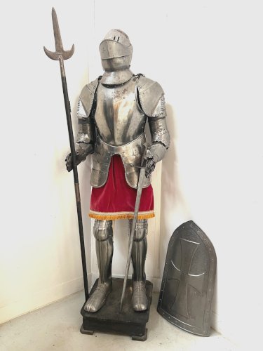 Armure de chevalier sur socle en fer martelé XX siècle