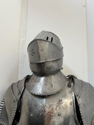 Armure de chevalier sur socle en fer martelé XX siècle