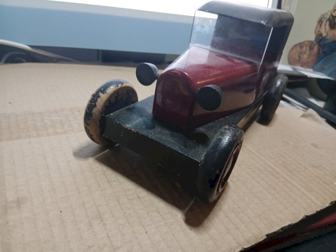 AROUTCHEFF  VILAC - Voiture PEUGEOT - rouge