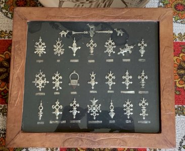 art africain tableau vitrine en cuir 21 croix touareg Niger