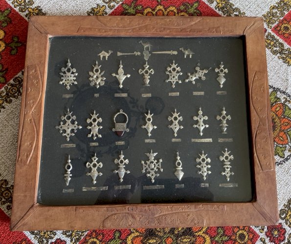 art africain tableau vitrine en cuir 21 croix touareg Niger