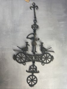 Art populaire décoration murale à suspendre en métal laiton patiné ciselé