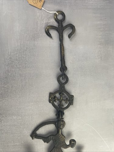 Art populaire décoration murale à suspendre en métal laiton patiné ciselé