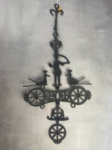 Art populaire décoration murale à suspendre en métal laiton patiné ciselé