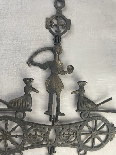 Art populaire décoration murale à suspendre en métal laiton patiné ciselé