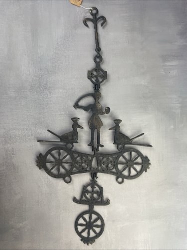 Art populaire décoration murale à suspendre en métal laiton patiné ciselé