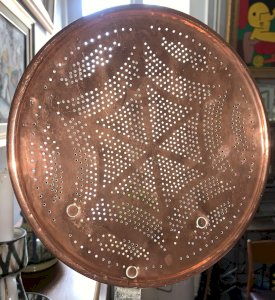 Art populaire grande écumoire en cuivre et fer forgé XVIIIe dinanderie martelage