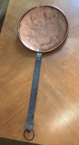 Art populaire grande écumoire en cuivre et fer forgé XVIIIe dinanderie martelage