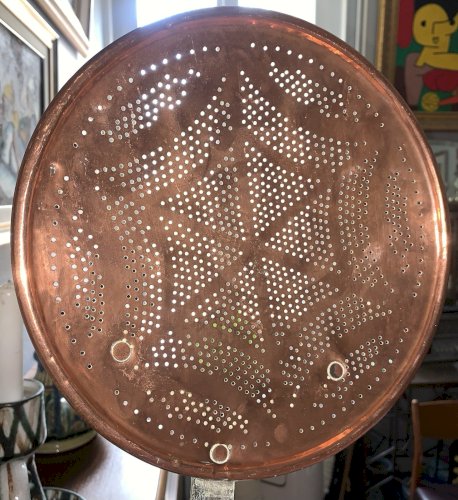 Art populaire grande écumoire en cuivre et fer forgé XVIIIe dinanderie martelage