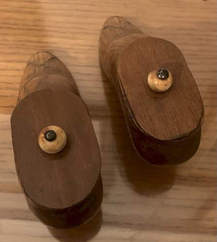 Art populaire paire de boite à tabac soulier escarpin XIXe en bois fruitier
