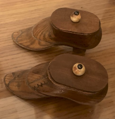 Art populaire paire de boite à tabac soulier escarpin XIXe en bois fruitier