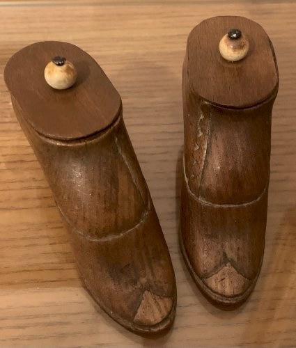 Art populaire paire de boite à tabac soulier escarpin XIXe en bois fruitier