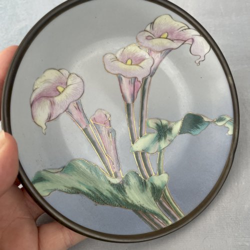 ASIE CHINE MACAO petite assiette porcelaine chinoise et laiton décor floral arum