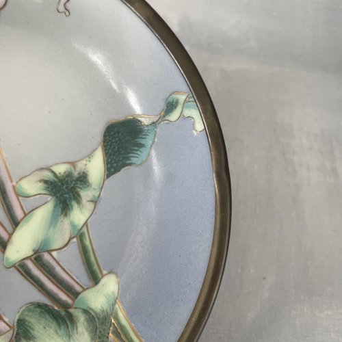 ASIE CHINE MACAO petite assiette porcelaine chinoise et laiton décor floral arum