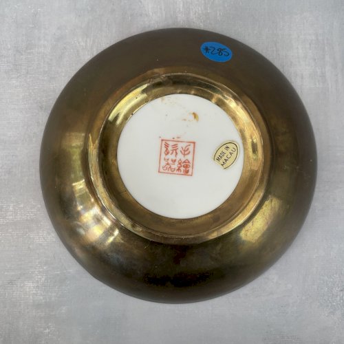 ASIE CHINE MACAO petite assiette porcelaine chinoise et laiton décor floral arum