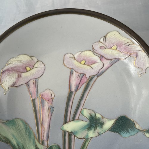 ASIE CHINE MACAO petite assiette porcelaine chinoise et laiton décor floral arum