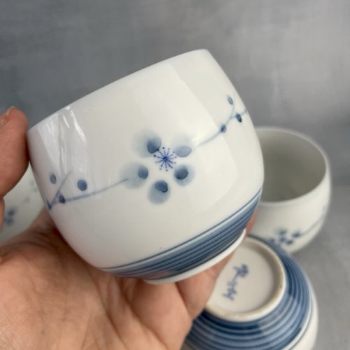 ASIE Japon ensemble de 4 tasse bol à thé en porcelaine décor floral bleu signé