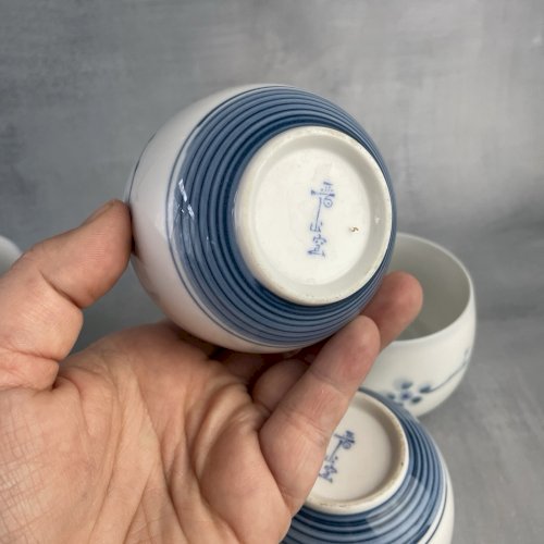 ASIE Japon ensemble de 4 tasse bol à thé en porcelaine décor floral bleu signé