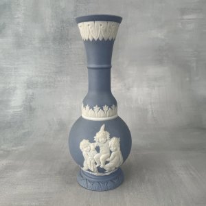 ASIA JAPAN porcelain vase imitation Wedgwood cherub putti decoration