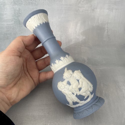 ASIE JAPON vase porcelaine imitation Wedgwood décor de putti chérubin