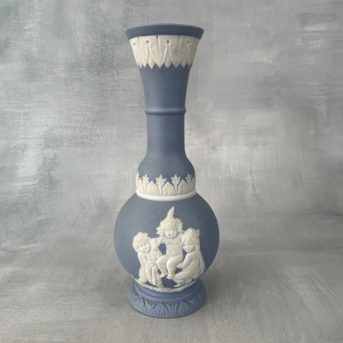 ASIE JAPON vase porcelaine imitation Wedgwood décor de putti chérubin