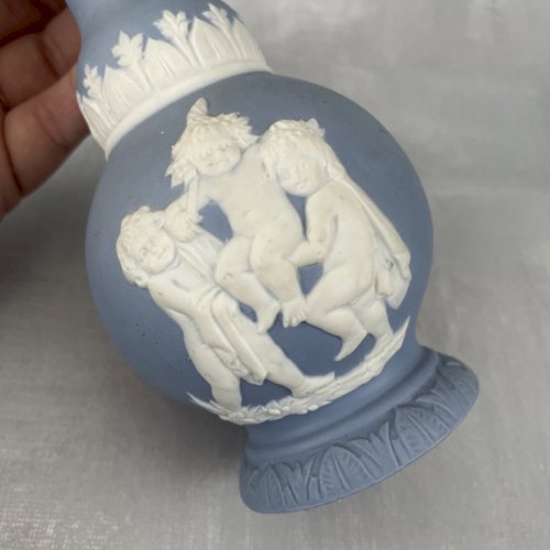 ASIE JAPON vase porcelaine imitation Wedgwood décor de putti chérubin