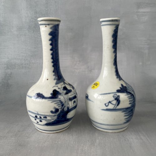 ASIE Paire de bouteille porcelaine décor asiatique bleu de hué , Vietnam XIXe ?