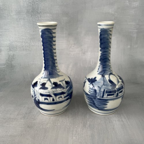 ASIE Paire de bouteille porcelaine décor asiatique bleu de hué , Vietnam XIXe ?