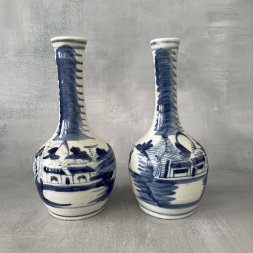 ASIE Paire de bouteille porcelaine décor asiatique bleu de hué , Vietnam XIXe ?