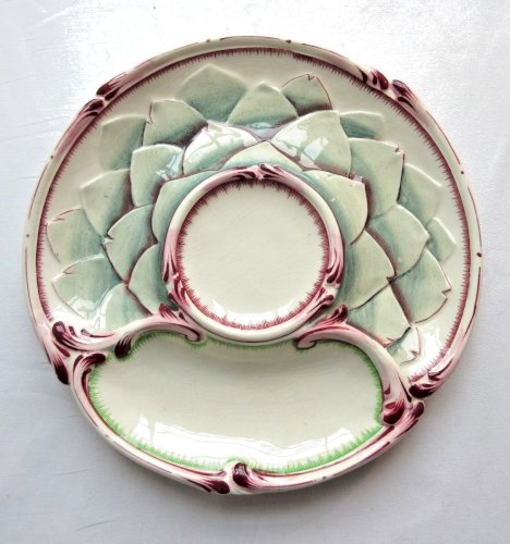 Assiette à artichaut en barbotine signée Sarreguemines, 1930, couleur céladon
