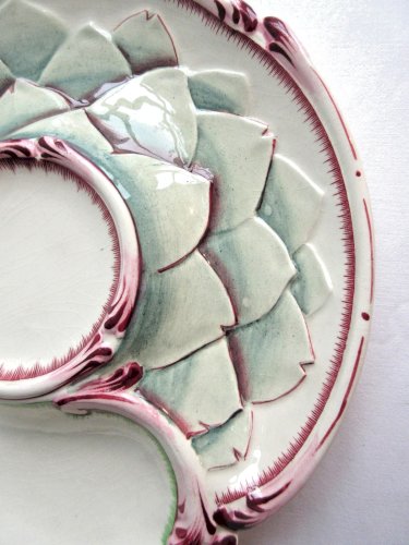Assiette à artichaut en barbotine signée Sarreguemines, 1930, couleur céladon