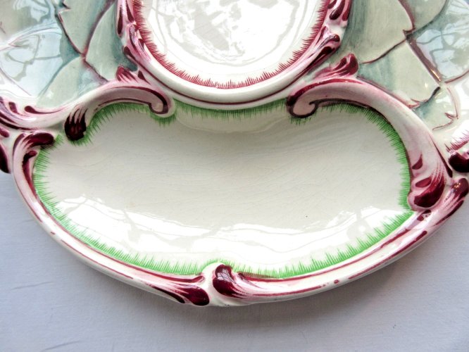 Assiette à artichaut en barbotine signée Sarreguemines, 1930, couleur céladon