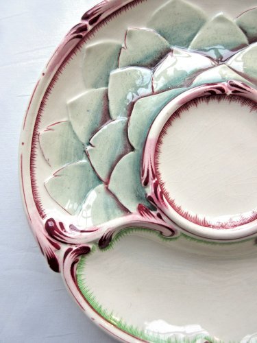 Assiette à artichaut en barbotine signée Sarreguemines, 1930, couleur céladon