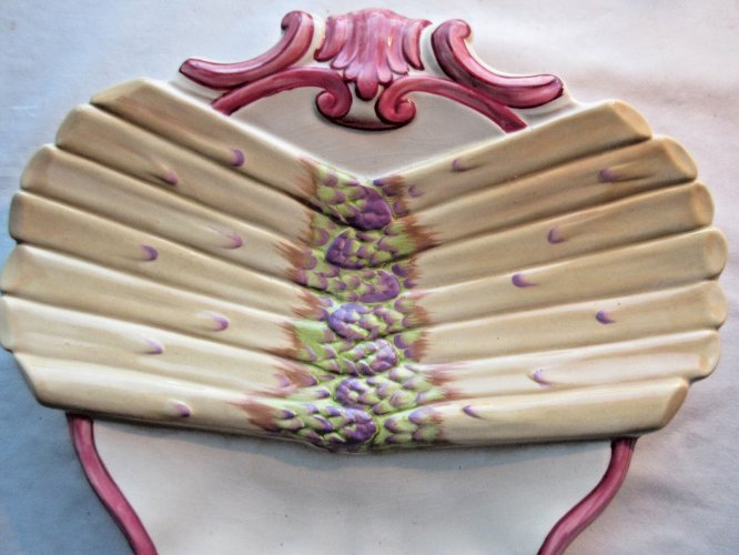 Assiette à asperges en barbotine de Sarreguemines, Art Déco