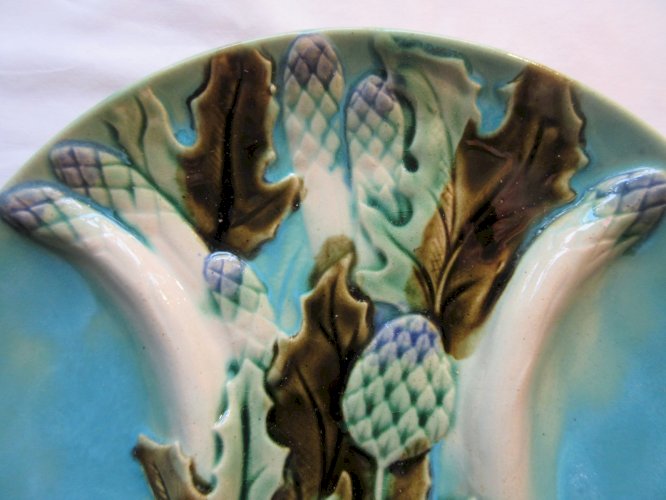 Assiette à asperges en barbotine Salins les Bains, asperges et artichauts