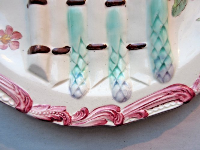 Assiette à asperges et artichaut en barbotine Terre de Fer, Longchamp, Art Déco