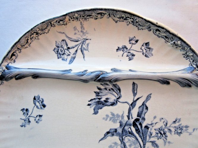 Assiette à asperges signée Sarreguemines, modèle Fontanges en bleu