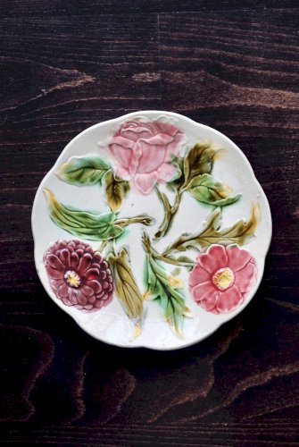 Assiette à dessert ancienne en barbotine - Décor fleurs
