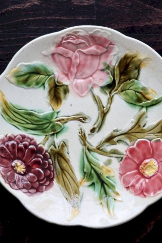 Assiette à dessert ancienne en barbotine - Décor fleurs