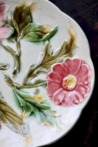 Assiette à dessert ancienne en barbotine - Décor fleurs