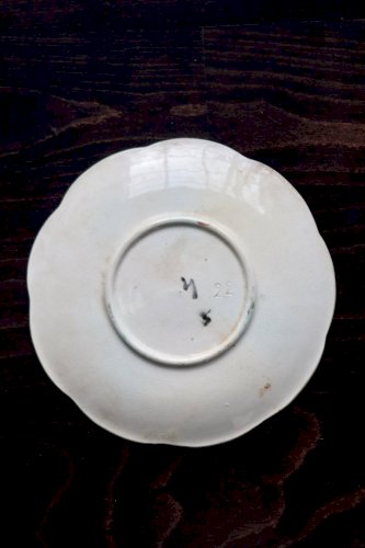 Assiette à dessert ancienne en barbotine - Décor fleurs