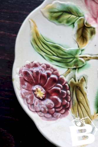 Assiette à dessert ancienne en barbotine - Décor fleurs