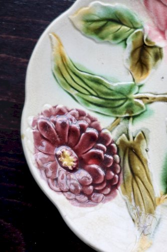 Assiette à dessert ancienne en barbotine - Décor fleurs