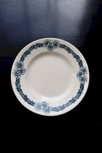 Assiette à dessert ancienne terre de fer Longchamp modèle Denise