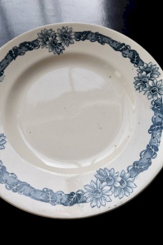 Assiette à dessert ancienne terre de fer Longchamp modèle Denise