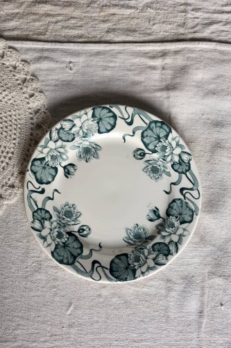 Assiette à dessert ancienne terre de fer Salins modèle Nénuphar