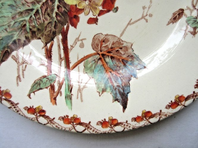 Assiette à dessert Art Nouveau, Porcelaine polychrome signée GIEN, Bégonias