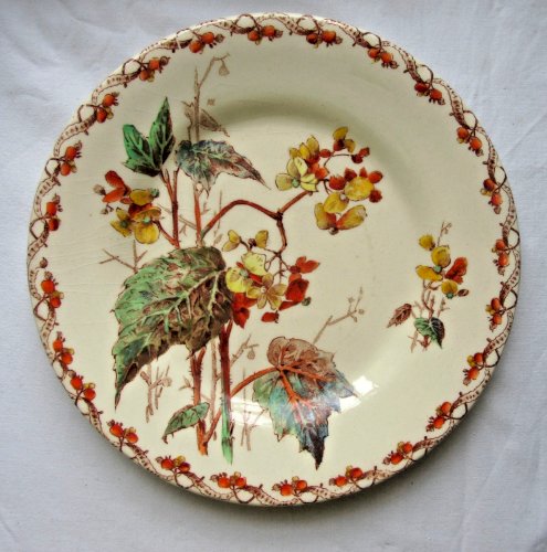 Assiette à dessert Art Nouveau, Porcelaine polychrome signée GIEN, Bégonias