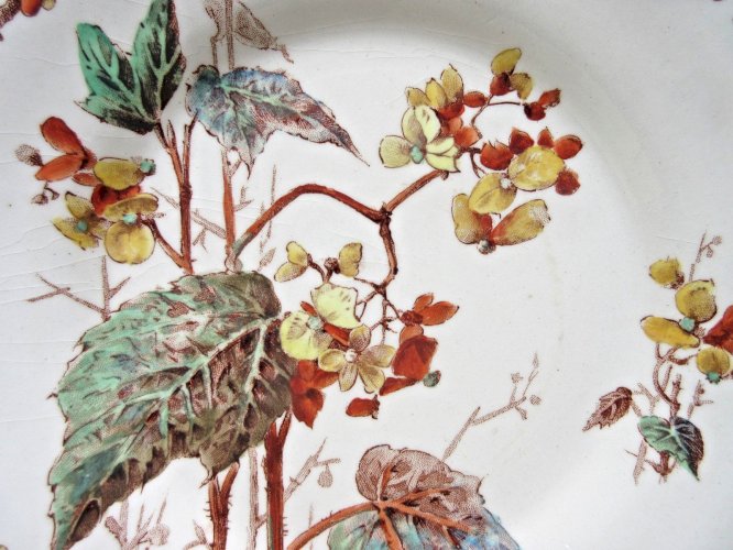 Assiette à dessert Art Nouveau, Porcelaine polychrome signée GIEN, Bégonias